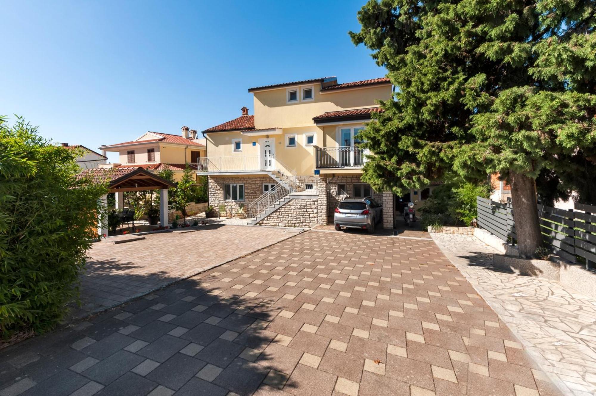 Apartment & Anita